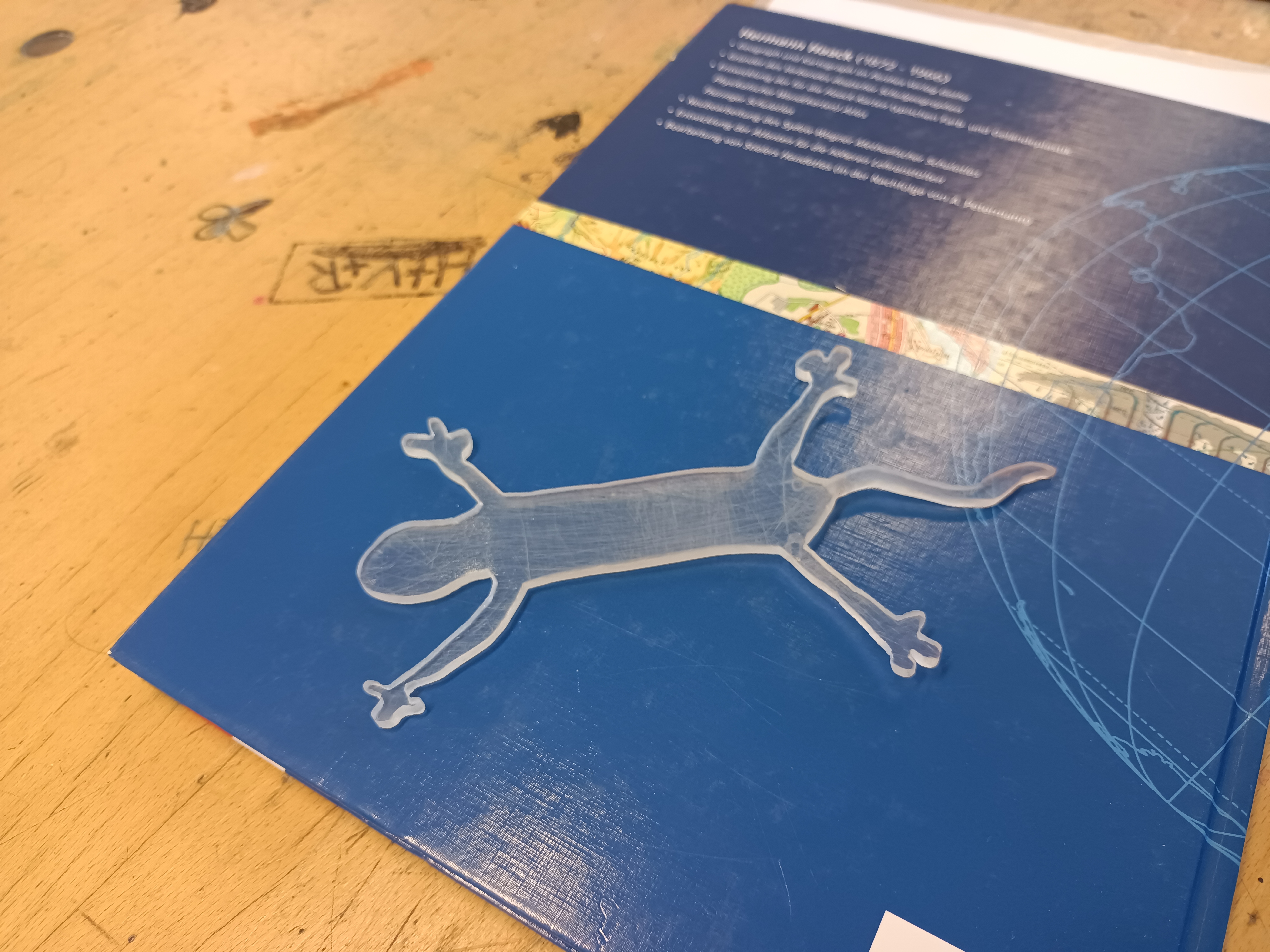 Schüler:innen des Technik-Wahlpflichtfachs (Stufe 7) bei der Bearbeitung von Acrylglas, u. a. Zuschneiden, Polieren und Formen der Werkstücke.