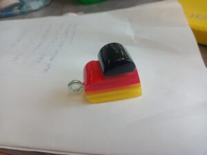 Schüler:innen der Stufe 7 bei der Acrylbearbeitung im Technikunterricht, u. a. Kleben und Zusammensetzen von Werkstücken.