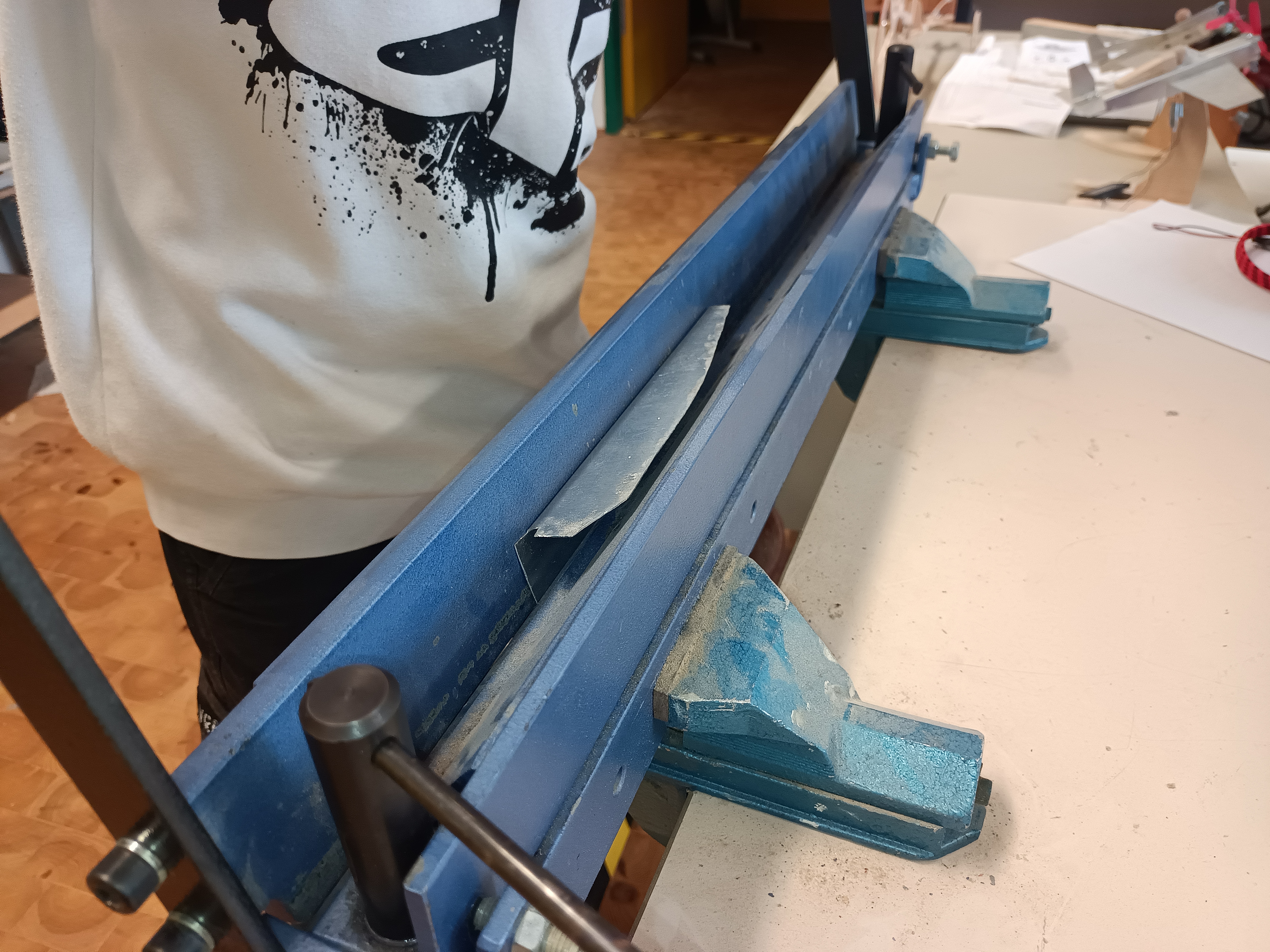 Schüler:innen der Stufe 8 bei der Metallbearbeitung im Technikunterricht.