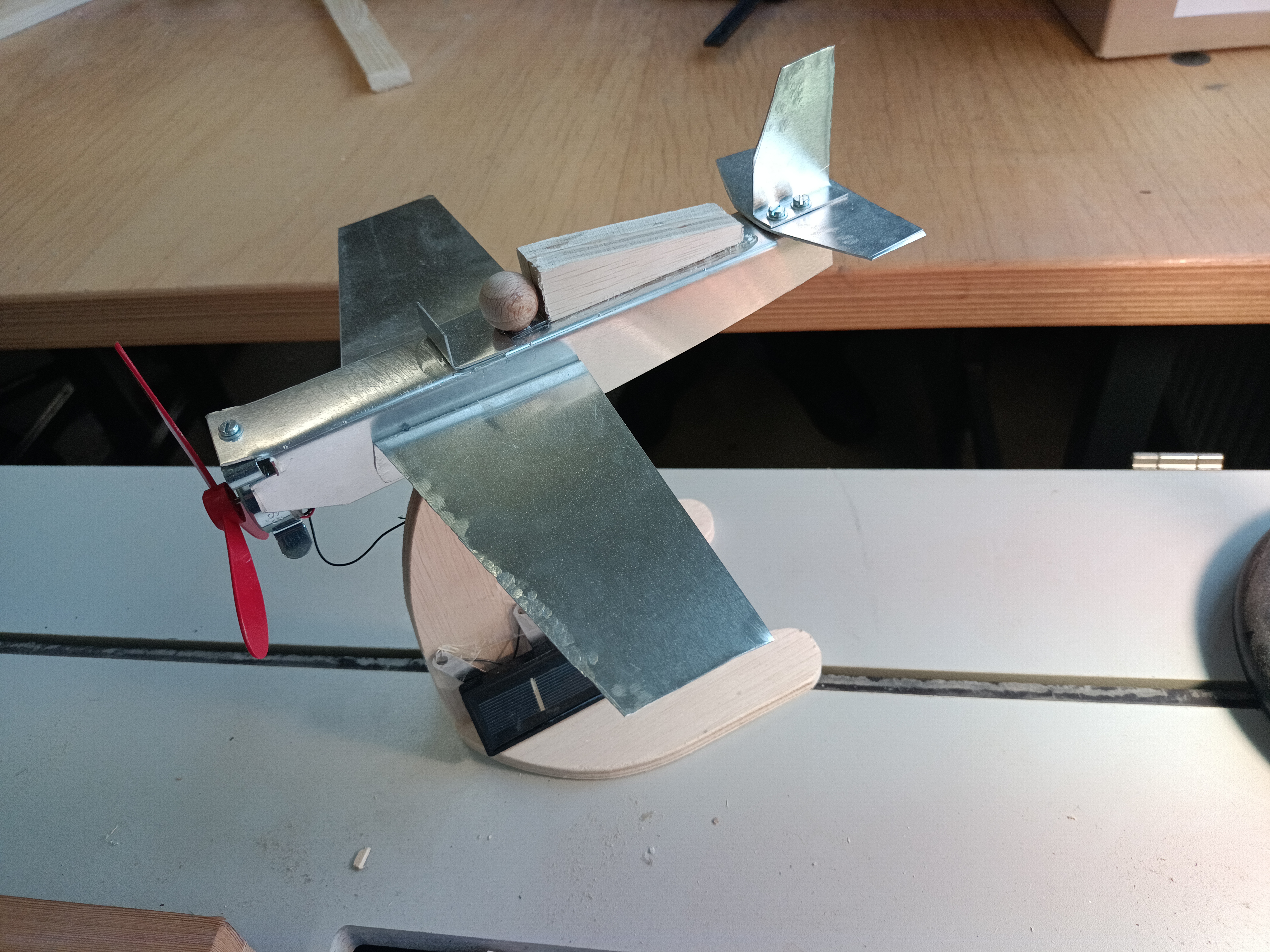 Schüler lötet Bauteile auf eine Elektronik-Platine, Technikunterricht.