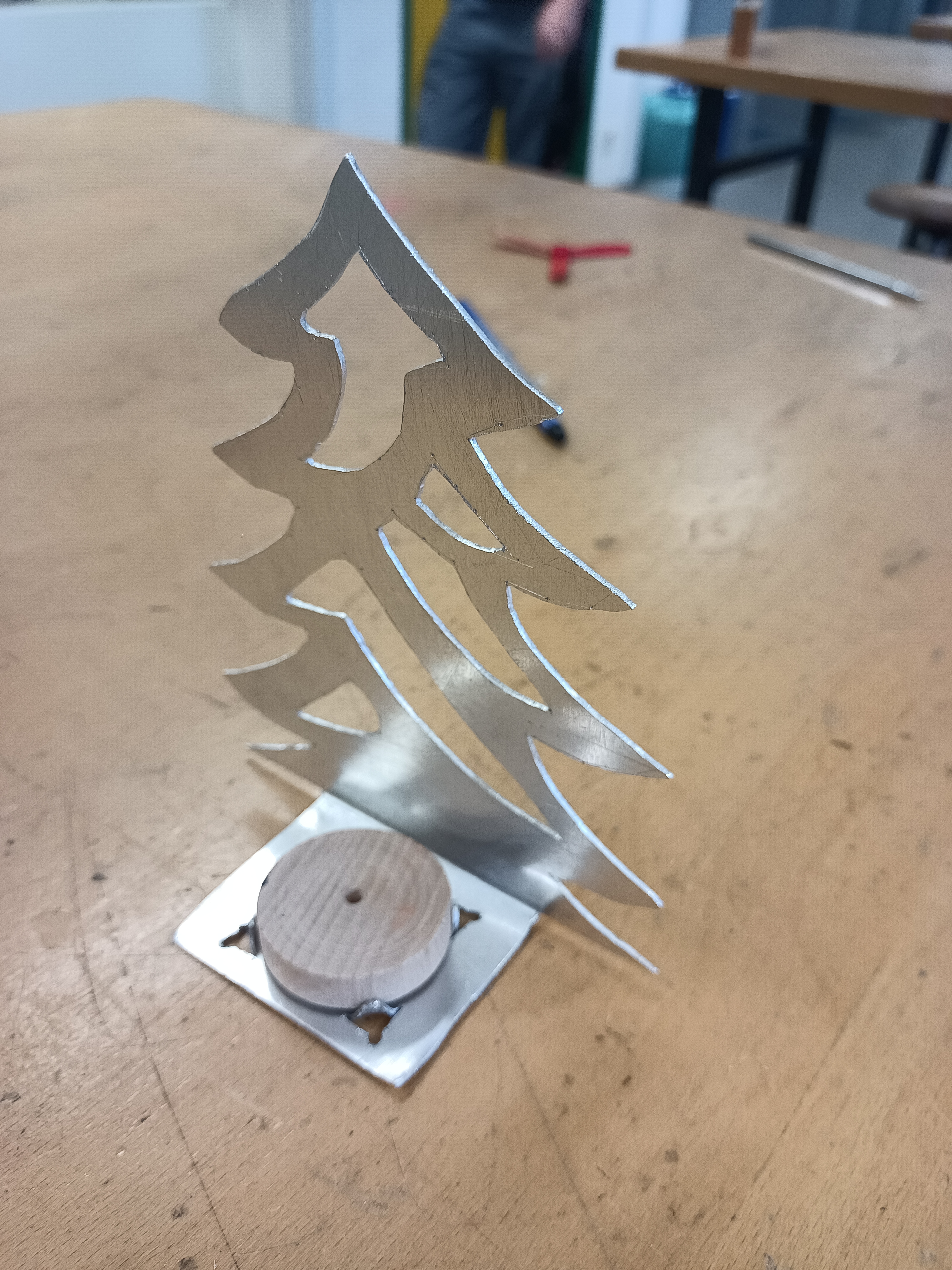 Aus Blech ausgesägter Weihnachtsbaum als weihnachtliches Werkstück aus dem Technikraum.