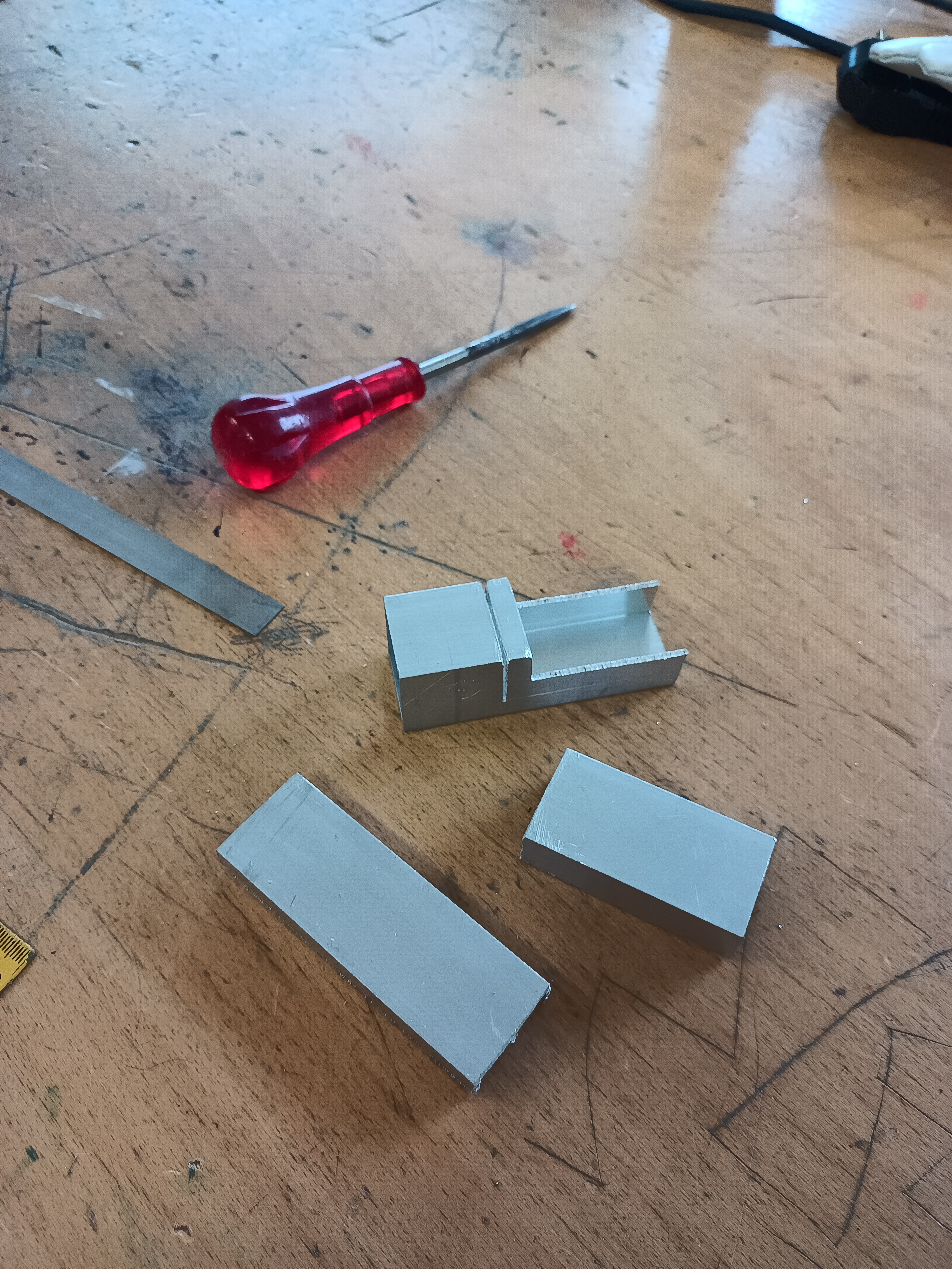 Schüler:innen der Stufe 8 bei der Aluminiumverarbeitung im Technikunterricht.