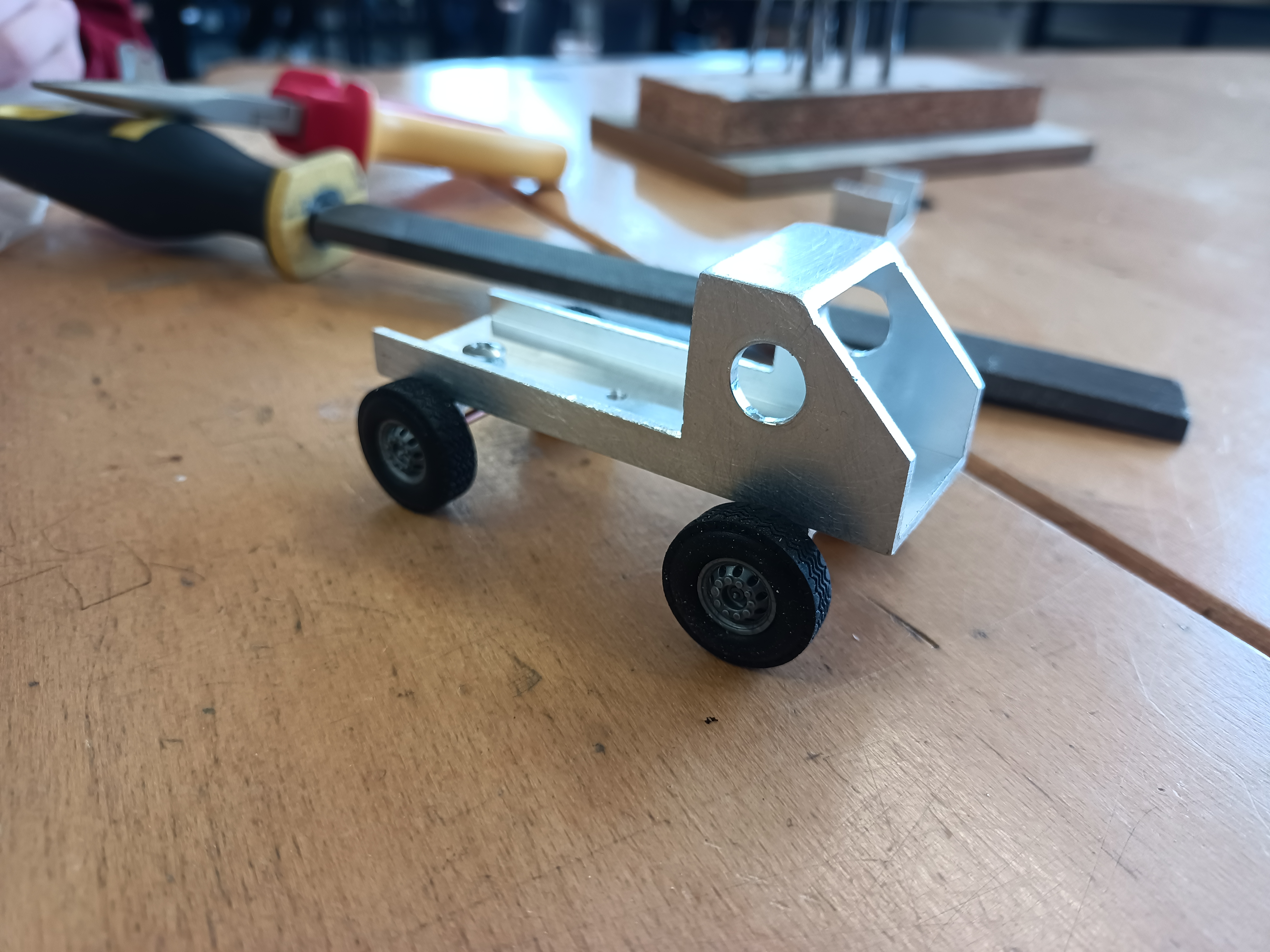 Selbst gebautes Modell einer Sattelschlepper-Zugmaschine aus Aluminium mit Kunststoffrädern, Technik-Projekt.